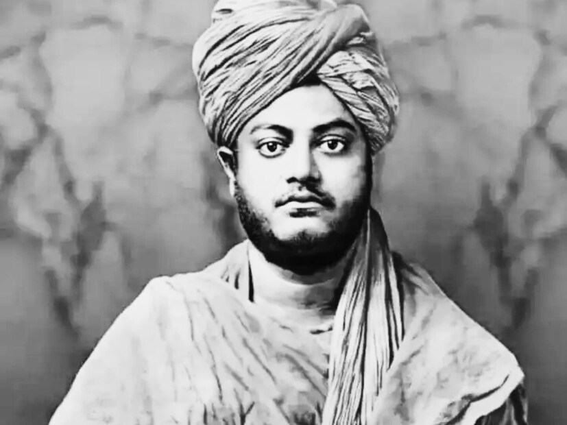 উৎসাহী ছাত্ররা এগিয়ে এসে ঘোড়াকে গাড়ি থেকে সরিয়ে দেয় এবং নিজেরাই গাড়ি টানতে শুরু করেন। এরপরেই রঙিন শোভাযাত্রা শহরের রাস্তায় এগিয়ে যেতে থাকে।