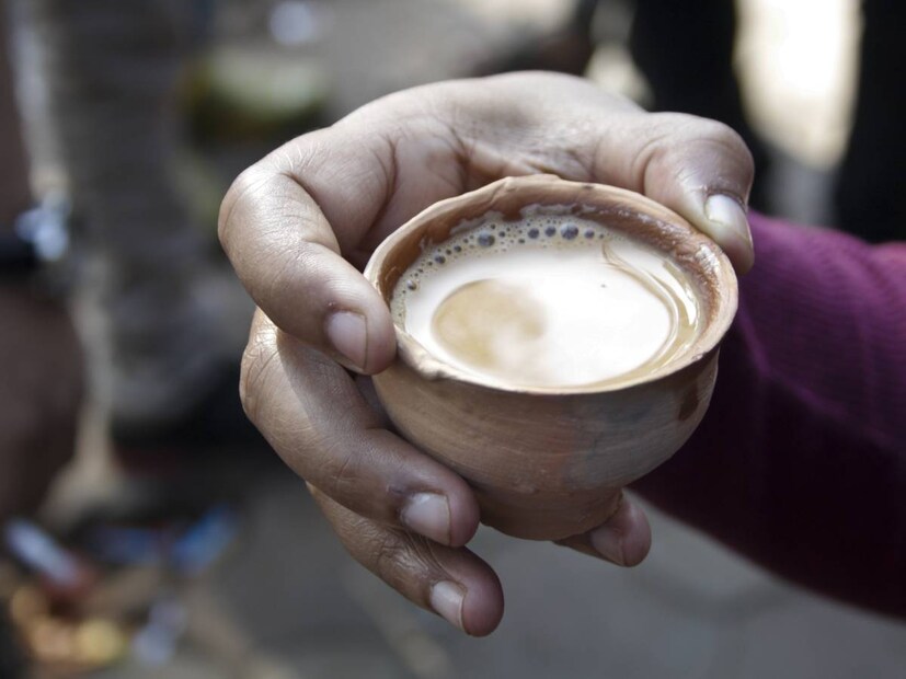 Tea in Clay Pot: ভাঁড়ে চা খেলে কিছু কিছু সুবিধাও হতে পারে। পোড়া মাটির পাত্রে চায়ের মতো উষ্ণ জল ঢাললে, তার পুষ্টিগুণ সম্পূর্ণ রূপে বজায় থাকে। কাগজ বা প্লাস্টিকের কাপে তা হয় না। শুধু তা-ই নয়, চা খেলে অনেকেরই অ্যাসিডিটির সমস্যা হয়। 