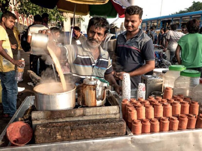 Tea in Clay Pot: বিশেষ করে দুধ মেশানো চা খেলে অনেকেই অম্বলে ভোগেন। মাটির ভাঁড়ে চা খেলে এই সমস্যা অনেক কমে যায়। তার প্রধান কারণ, পোড়া মাটি চায়ের অম্লতার পরিমাণ কমিয়ে দেয়। 