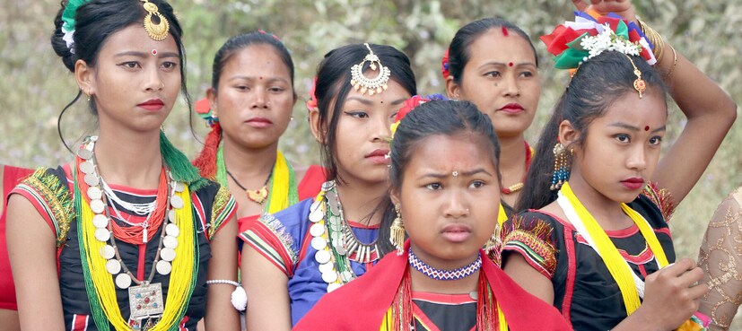 ভারতে থারু গোষ্ঠীদের বাস বিহারের চম্পারণ এলাকা, নৈনিতাল, উত্তরাখণ্ডের উধম সিং নগর ও উত্তর প্রদেশের লাখিমপুর খেরিতে। উত্তরাখণ্ডের খাতিমা, কিছা, নানকমাট্টা-র মত ১৪১ টি গ্রামে থারুদের বসবাস। 