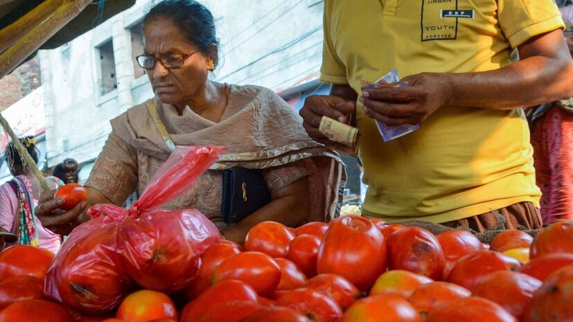 এক বিঘায় ৬০ থেকে ৭০ হাজার টাকা আয়!ইলারা গ্রামে উৎপাদিত টমেটো গয়ার বিভিন্ন বাজারে পাঠানো হয় এবং বর্তমানে এর পাইকারি দাম প্রতি কেজি ১০ টাকা। গ্রামের কৃষক সুন্দর দয়াল প্রসাদ জানান, এখানকার অধিকাংশ কৃষকই টমেটো চাষ করেন। ১৯৮০ সাল থেকে এখানে টমেটো চাষ শুরু করেছেন তাঁরা। এই চাষে লাভ বেশি। এই কারণে গ্রামের প্রতিটি কৃষক এই চাষের সঙ্গে যুক্ত। সুন্দর দয়াল জানান, তিনি দুই বিঘা জমিতে টমেটো চাষ করেছেন এবং তাঁর জমিতে প্রতি সপ্তাহে ১৫ থেকে ২০ কুইন্টাল টমেটো উৎপাদন হয়। প্রতি বিঘায় তিনি ৬০-৭০ হাজার টাকা আয় করেন।