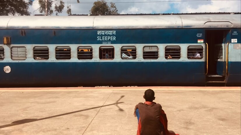দার্জিলিং তো অবশ্যই পাশাপাশি পুরীতে ঘুরতে যাওয়া পর্যটকদের জন্যও বিশেষ সুবিধা প্রদান করছে পূর্ব রেল। রেলের পক্ষ থেকে ইতিমধ্যে দার্জিলিং পুরী বা দেশের অন্যান্য পর্যটন কেন্দ্রগুলিতে যাওয়ার জন্য বিশেষ ট্রেন চালানো হচ্ছে।