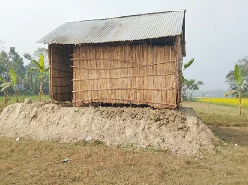 আফ্রিকার এক দেশ আছে যেখানে কুমারী মেয়েদের কখনও বিয়ে হয় না। বয়ঃসন্ধি শুরু হলেই তাদের থাকতে হয় গ্রামের অন্যান্য পুরুষদের সঙ্গে। তাদের কাছ থেকে শিখতে হয় যৌনজীবনের খুঁটিনাটি। 