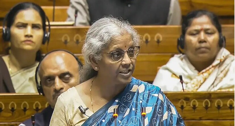 বৃহস্পতিবারের বাজেট বক্তৃতায় নির্মলা সীতারমণ ঘোষণা করেছেন, '' গ্রামীণ মহিলাদের ক্ষমতায়নের প্রকল্প ‘লাখপতি দিদি’কে আরও প্রসারিত করার পরিকল্পনা করেছে কেন্দ্র।’’ নির্মলা জানিয়েছেন, এত দিন ‘লাখপতি দিদি’ প্রকল্পের লক্ষ্যমাত্রা ছিল ২ কোটি মহিলার অর্থনৈতিক ক্ষমতায়ন। সেই মাত্রা আগামী দিনে বাড়িয়ে ৩ কোটি করা হচ্ছে। 