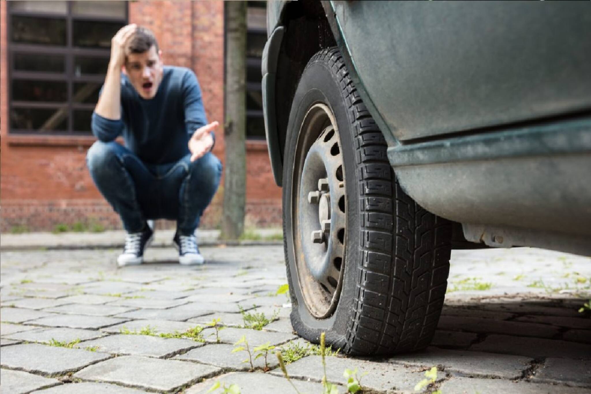 মাঝরাস্তায় টায়ার পাংচার! আশেপাশে গ্যারেজও নেই? ধাপে ধাপে শিখে নিন 'কায়দা'