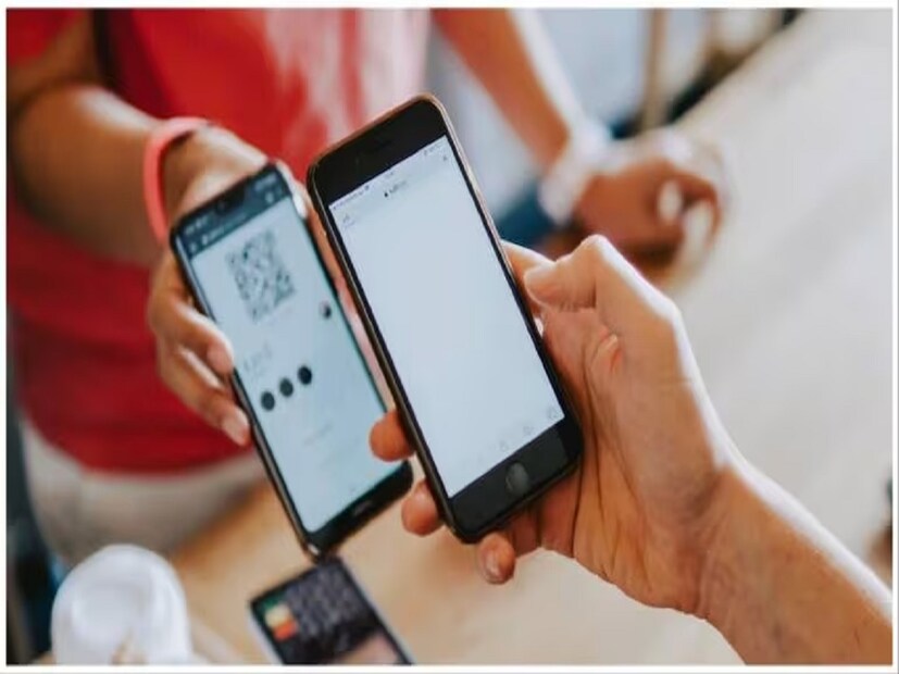 PhonePay-তে UPI ইন্টারন্যাশনাল অ্যাক্টিভেট করার উপায়:ধাপ ১: UPI অ্যাপ ওপেন করতে হবে এবং হোম স্ক্রিনে যেতে হবে।
ধাপ ২: নিজেদের প্রোফাইল ছবিতে ক্লিক করতে হবে।
ধাপ ৩: পেমেন্ট সেটিংস বিভাগের অধীনে UPI ইন্টারন্যাশনাল সিলেক্ট করতে হবে।
ধাপ ৪: যে ব্যাঙ্ক অ্যাকাউন্টটি আন্তর্জাতিক UPI পেমেন্টের জন্য ব্যবহার করতে চান, তার পাশে থাকা 'অ্যাক্টিভ' বাটনে ক্লিক করতে হবে।
ধাপ ৫: সক্রিয়করণ নিশ্চিত করতে নিজেদের UPI পিন দিতে হবে।