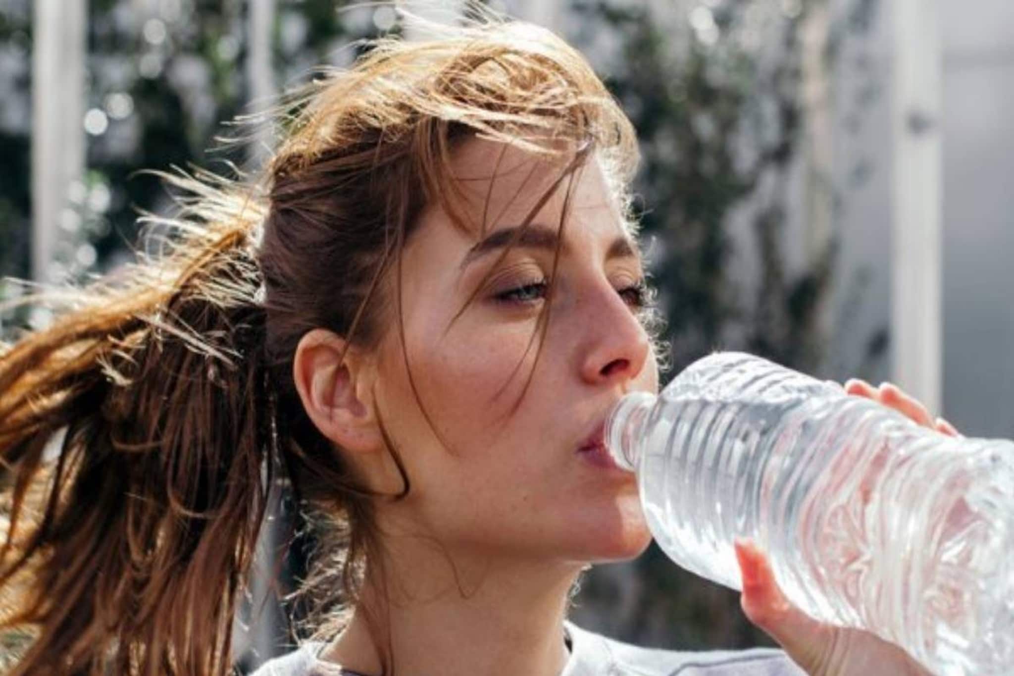 ঢকঢক করে জল তো খাচ্ছেন? কতটা খেলে গলবে তলপেটের মেদ জানেন? পাবেন 'পারফেক্ট ফিগার'