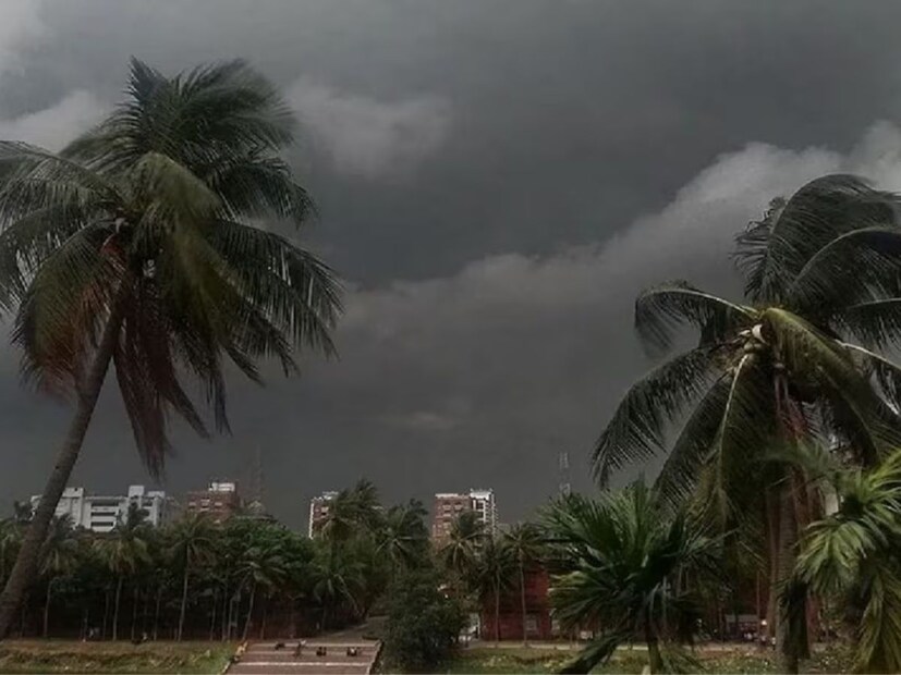 দক্ষিণবঙ্গের বেশিরভাগ জেলাতেই বজ্রবিদ্যুৎ-সহ হালকা মাঝারি বৃষ্টির সম্ভাবনা। বজ্রবিদ্যুৎ-সহ হালকা থেকে মাঝারি বৃষ্টির সম্ভাবনা পূর্ব ও পশ্চিম মেদিনীপুর পুরুলিয়া বাঁকুড়া এবং ঝাড়গ্রাম জেলাতে বৃষ্টির সম্ভাবনা বেশি থাকবে। কলকাতাতে ও হালকা বৃষ্টির সম্ভাবনা।