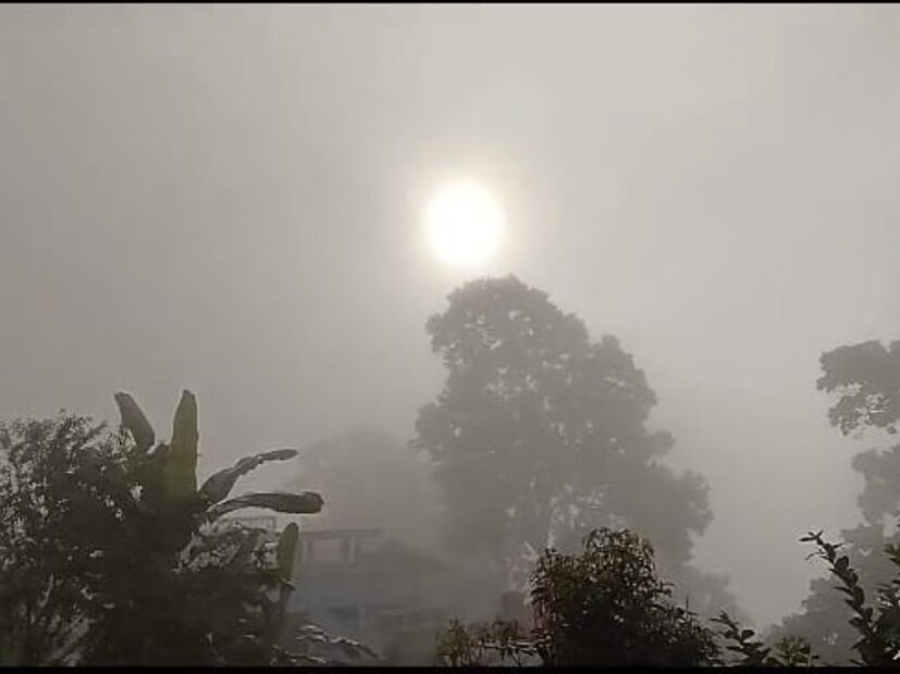 জলপাইগুড়িতে হালকা কুয়াশাচ্ছন্ন থাকবে পরিবেশ। সকাল থেকে সূর্যের দেখা নেই। সর্বনিম্ন তাপমাত্রা ১০.০৭ ডিগ্রি সেলসিয়াস।