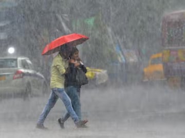 ঘূর্ণাবর্ত-পশ্চিমী ঝঞ্ঝার দাপট, বজ্রবিদ্যুৎ-সহ বৃষ্টির সতর্কতা, তোলপাড় আবহাওয়া