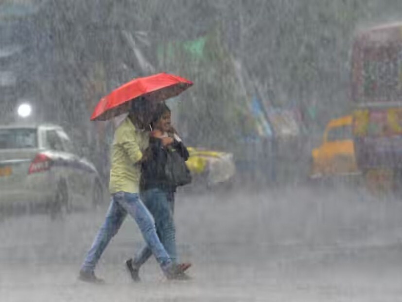 Heavy Rain Alert: এই মুহূর্তেই পুরোপুরিভাবে বসন্তে আমেজ উপভোগ করতে পারবে না দক্ষিণের মানুষেরা। বারবার দুর্যোগে ঢাকবে আকাশ।
