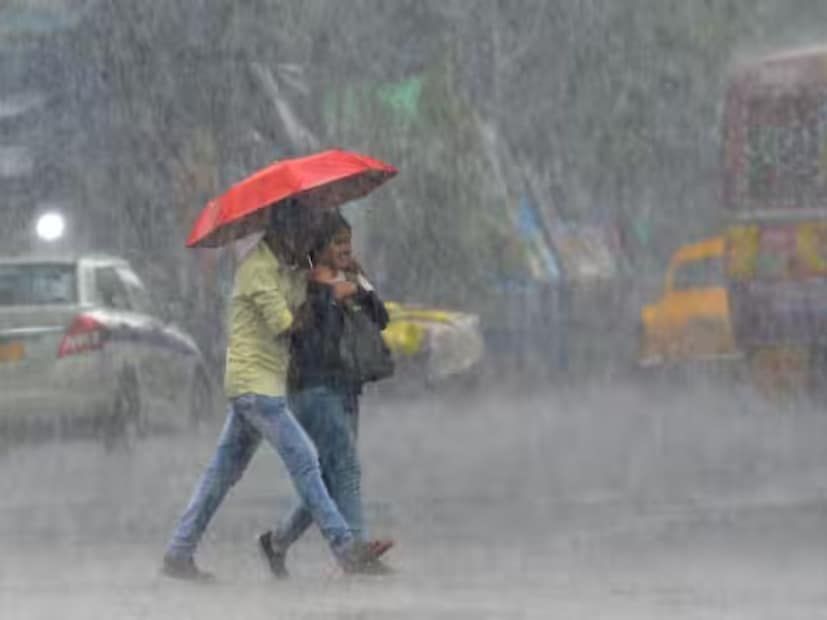 Bengal Rain Alert: ১৫ই ফেব্রুয়ারি:: বৃহস্পতিবার। এদিন বৃষ্টির পরিমাণ ও ব্যাপকতা বাড়বে দক্ষিণবঙ্গে। কলকাতা-সহ সব জেলাতেই হালকা মাঝারি বৃষ্টির সম্ভাবনা।