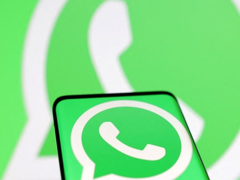 সবার প্রথমে নাম উঠে আসবে WhatsApp আর Facebook-এর। Meta সমর্থিত এই দুই প্ল্যাটফর্ম এখনও সর্বাধিক জনপ্রিয়, উড়ো খবরের আড্ডাখানা বললেও তাই ভুল হয় না।