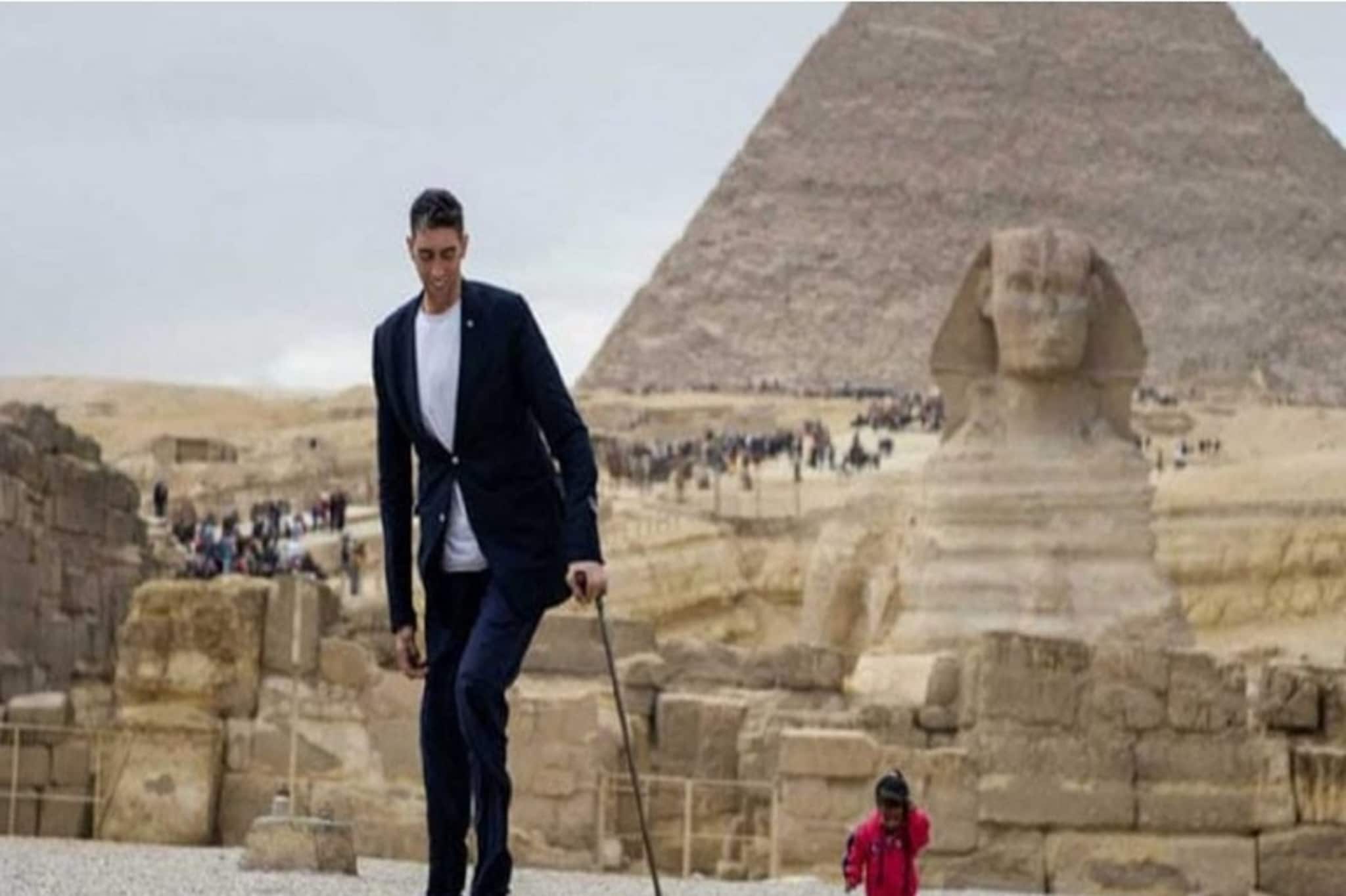 রাস্তা থেকে হাত বাড়িয়ে বন্ধ করেন দোতলার জানলা, ইনিই বিশ্বের সবচেয়ে লম্বা মানুষ