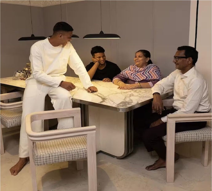 আদানি রিয়েলিটির যারা এই প্রজেক্টের বিল্ডার তারা অবশ্য এই ডিল নিয়ে কোনওরকম মুখ খুলতে নারাজ৷  এই প্রজেক্টটি নিয়ে অবশ্য বেশ ডামাডোল রয়েছে৷ আগে এই প্রজেক্টটি রেডিয়াস এস্টেট অস্বচ্ছ্বতার কারণে সরে যায়৷