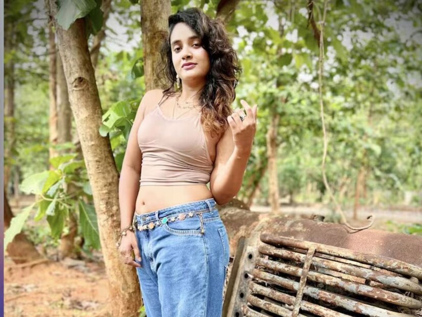 সংবাদমাধ‍্যমে প্রকাশিত তথ‍্য অনুযায়ী, তেলেগু সিনেমার অভিনেত্রী সৌম্য শেঠির বিরুদ্ধে উঠেছে এই অভিযোগ। প্রসাদ নামে ডাক বিভাগের এক অবসরপ্রাপ্ত কর্মচারীর দাবি করেন তাঁর বাড়ির চুরি গিয়েছে বহুমূল‍্য সোনা। তাঁর অভিযোগের ভিত্তিতেই তদন্ত শুরু করে পুলিশ। কিন্তু কীভাবে প্রসাদ সোনা চুরি করলেন ওই অভিনেত্রী।