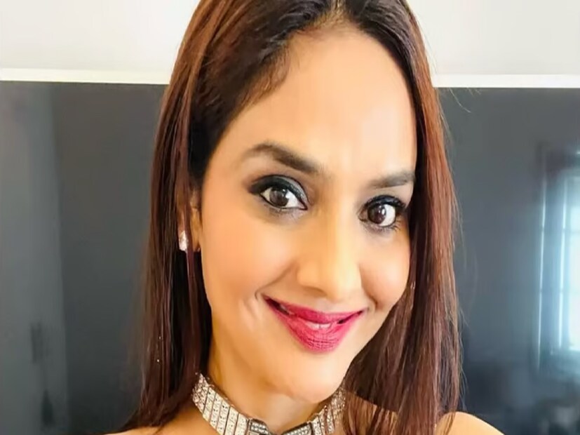 সাক্ষাৎকারে মধু বলেছেন, 'রোজা করার পর ফের গিয়ে অ্যাকশন হিরো নির্ভর হিন্দি ছবিগুলি করতে ইচ্ছে করত না। আমি নাচ করতে ভালবাসতাম। কিন্তু রোজার পর আমার সেগুলো ভাল লাগত না।'