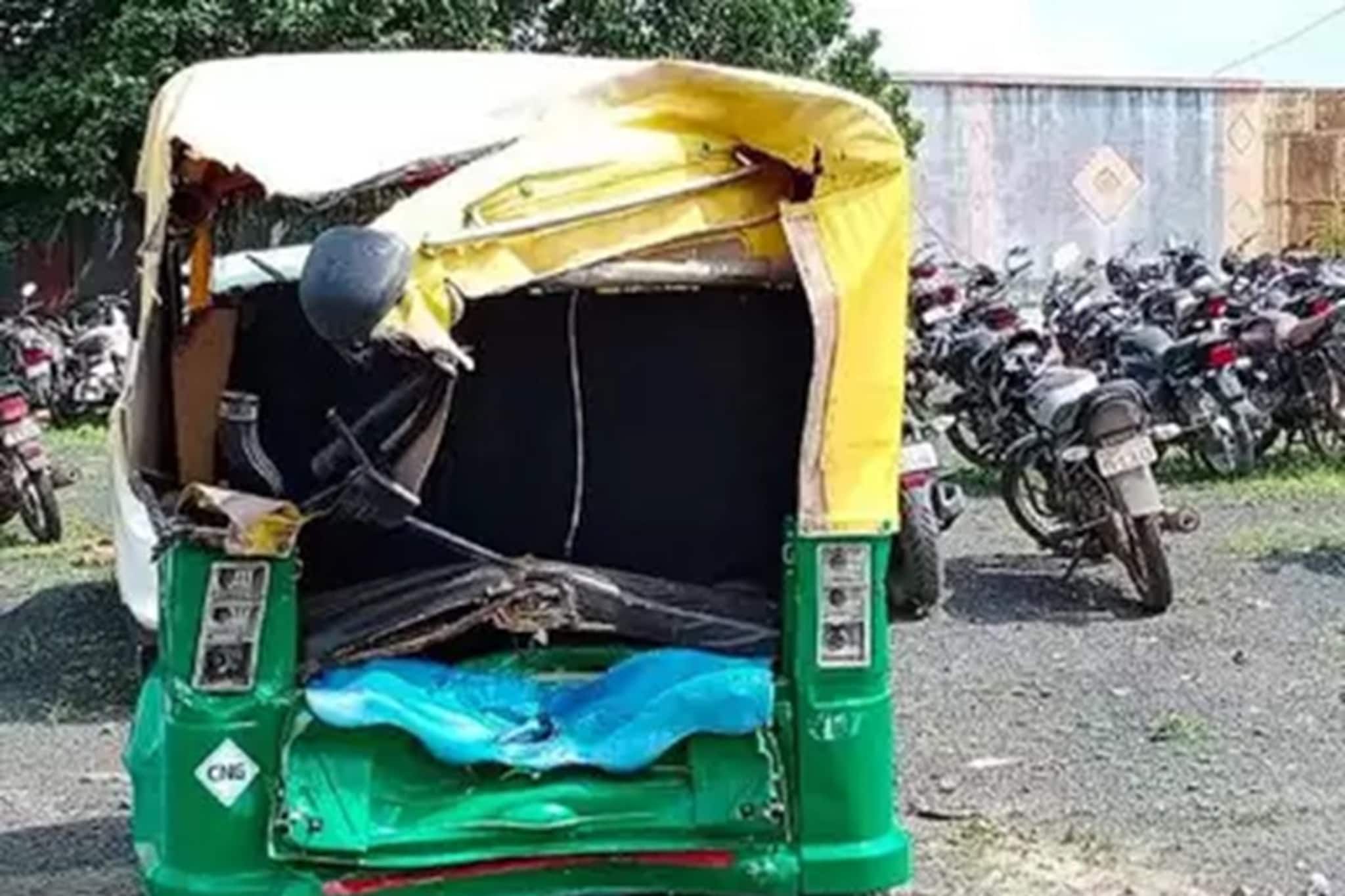 অটোর ডানদিকে বসে ছিলেন শিক্ষিকা, বাঁক নিতেই... ভাইরাল দুর্ঘটনার মুহূর্তের দৃশ্য