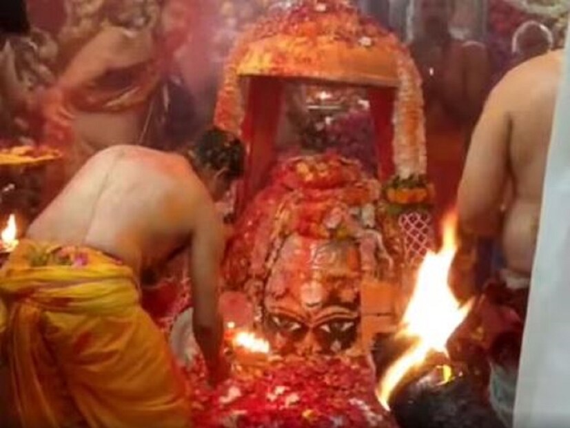 ধন শক্তি যোগ - কুম্ভ রাশিতে মঙ্গল এবং শুক্রের সংযোগের কারণে ধন শক্তি যোগ তৈরি হচ্ছে, ফলে এই সময় পুজো করলে অর্থ সমস্যা দূর হবে৷ ত্রিগ্রহী যোগ - হোলিতে শনি, মঙ্গল, শুক্র কুম্ভ রাশিতে থাকবে। বুধাদিত্য যোগ- এবার হোলিতে সূর্য ও বুধের মিলনের কারণে বুধাদিত্য যোগও তৈরি হচ্ছে। এই যোগের ফলে ব্যক্তি ব্যবসা, শিক্ষা ও চাকরি ক্ষেত্রে সাফল্য লাভ করে।