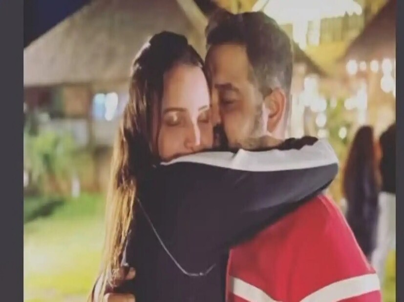 তাঁদের সম্পর্কে ভাঙন দেখা দিয়েছে। এক সময় সোশ্যাল মিডিয়ায় একে অপরের আদুরে ছবি ভাগ করে প্রেমের কথা ঘোষণা করেন। কিন্তু আচমকা দু’জনে দু’জনকে আনফলো করে দেন। তার পর থেকেই শুরু হয় চর্চা। অনুষ্কার ভাই প্রযোজক কর্ণেশও প্রেমিকার যাবতীয় সব ছবি মুছে দেন নিজের সমাজমাধ্যমের পাতা থেকে। এই নিয়ে যখন বিস্তর জলঘোলা চলছে, সেই সময় এক ইঙ্গিতপূর্ণ পোস্ট দেন অভিনেত্রী। লেখেন, 'তুমি যা-ই করো না কেন, মানুষ তোমাকে নিয়ে কথা বলবে। তাই এমন কিছু করো, যা তোমাকে আনন্দ দেবে।'