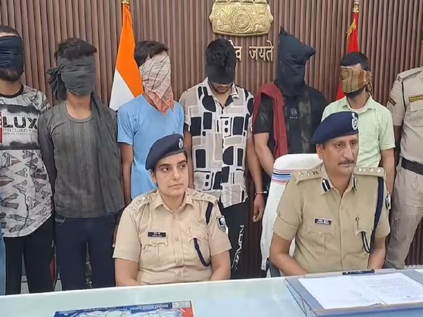 বিহারের মুজফফরপুরের একটি কম্পিউটার কোচিং সেন্টার। শিক্ষকরা আসেন। ছাত্রছাত্রীরা কম্পিউটার শেখেন। সামনে থেকে দেখলে কিছু বোঝার উপায় নেই। কিন্তু এর আড়ালে রমরমিয়ে চলত তোলাবাজির কারবার। তারই পর্দাফাঁস করল পুলিশ। কম্পিউটার সেন্টারের আড়ালে কী চলত? 