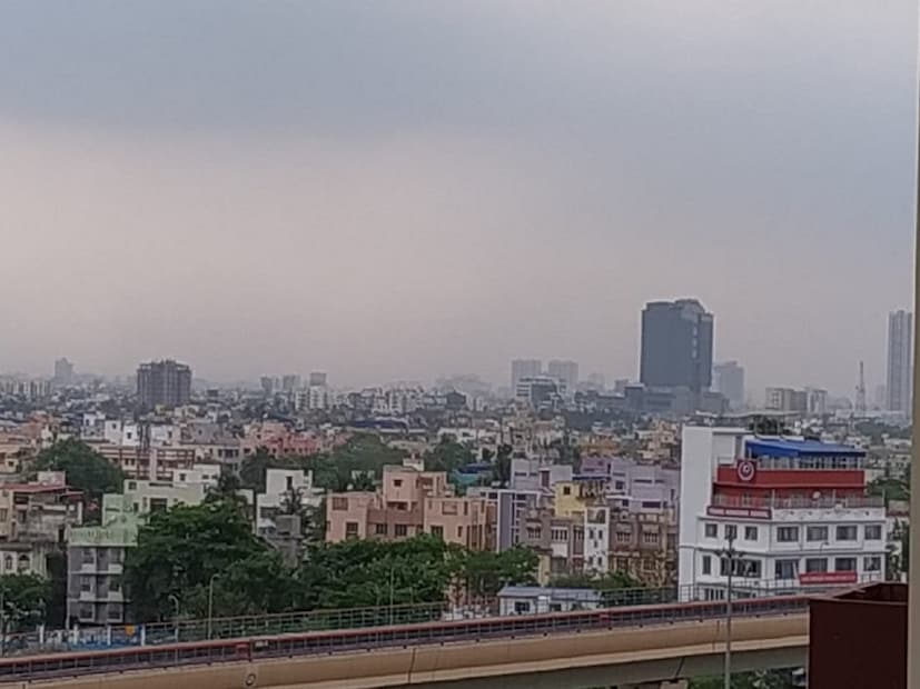 মেঘলা আকাশ, দুর্যোগপূর্ণ আবহাওয়ার সতর্কতা আজ দক্ষিণবঙ্গে। আগামিকাল মঙ্গলবার বাড়বে বৃষ্টি ও ঝড়ের গতিবেগ। শিলাবৃষ্টি-সহ কালবৈশাখীর সম্ভাবনা দক্ষিণবঙ্গের সাত জেলায়। এমনটাই জানিয়েছে আবহাওয়া দফতর ৷