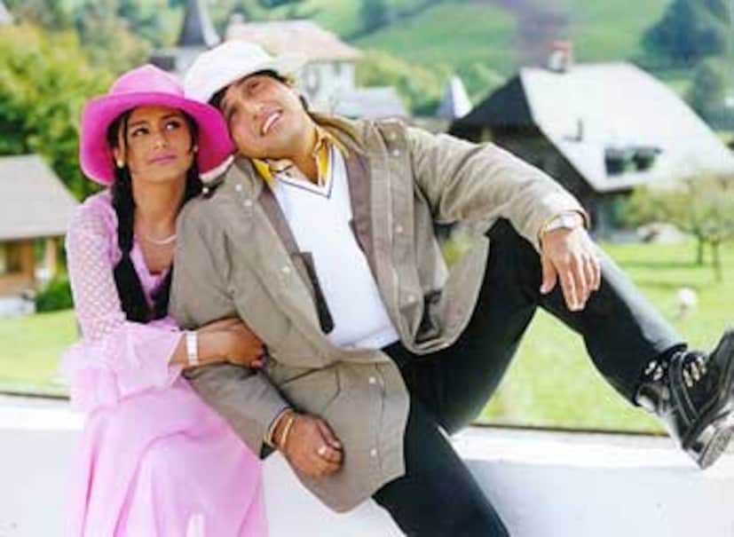 Govinda Gossip: শ্যুট শেষ হওয়ার পরে নাকি নানা জায়গায় দেখা যেত তাঁদের। রানির সঙ্গে গোবিন্দার প্রেম যেন ‘টক অফ দ্য টাউন’ হয়ে গিয়েছিল। কিন্তু কেচ্ছা-কেলেঙ্কারির পর্যায়ে পৌঁছে যায় তাঁদের বন্ধুত্ব। 