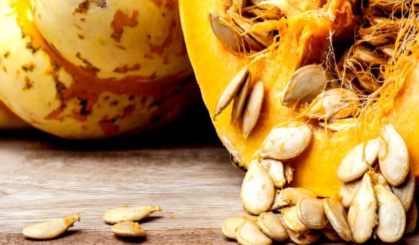 পাশাপাশি, কুমড়োতে থাকে পলিস্যাকারাইড ও পিউরেরিন নামক একটি যৌগ যেটি রক্তে শর্করার মাত্রা নিয়ন্ত্রণ করে। কুমড়োর বীজে থাকে ম্যাগনেশিয়াম, যা রক্তে শর্করার মাত্রা কমায়। 
