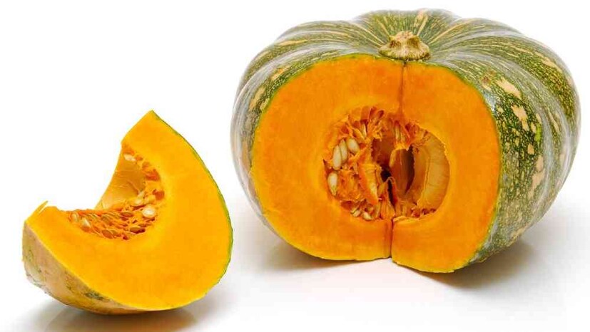 কাশীর জ্যোতিষী পণ্ডিত সঞ্জয় উপাধ্যায় জানিয়েছেন, কুমড়োকে কাশীফল বলা হয়ে থাকে। সনাতন ধর্মে সাত্ত্বিক বলি হিসেবে নারকেল, সুপারি এবং কুমড়ো ব্যবহার করার চল রয়েছে। মূলত দেবীর যজ্ঞেই বলি দেওয়া হয় কুমড়ো। সনাতন ধর্মে বলি দেওয়ার অধিকার একমাত্র পুরুষদেরই রয়েছে। আর মহিলারা হলেন মা, তাই মহিলাদের কখনওই কুমড়ো কাটা উচিত নয়।