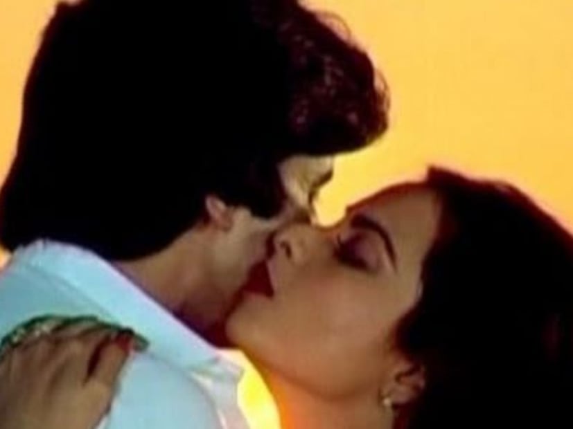 তারপরই অমিতাভ বচ্চনের সঙ্গে রেখার সম্পর্কের গুঞ্জন নিয়ে তোলপাড় হয় টিনসেল টাউন। এই দুই মেগাস্টার অনেক ছবিতে একসঙ্গে কাজ করেছেন এবং মিডিয়া রিপোর্ট অনুসারে, তাদের অনস্ক্রিন রসায়ন অফস্ক্রিন পর্যন্ত গড়ায়। তবে একাধিকবার ভালবাসা পেলেও শেষে থাকেননি কেউই, আজও তিনি একাকীত্ব জীবন-যাপন করছেন৷