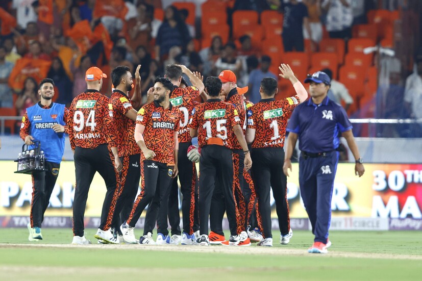তবে আইপিএলের নিয়ম অনুযায়ী, যদি প্লেঅফের ম্যাচ বৃষ্টির কারণে ভেস্তে যায় তাহলে পয়েন্ট টেবিলে যে দল ভাল পজিশনে ছিল তারা চলে যাবে ফাইনালে। গ্রুপ পর্বে সানরাইজার্স ও রাজস্থানের পয়েন্ট ছিল ১৭। কিন্তু রানরেটের নিরিখে এগিয়ে ছিল হায়দরাবাদ। 