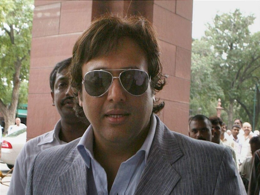 রাজনীতির ময়দানে গোবিন্দা প্রথমবার নন। এই নিয়ে দ্বিতীয়বার রাজনীতিতে যোগ দিলেন বলিউডের হিরো নম্বর ওয়ান। রাজনীতির সঙ্গে বলিউডের সম্পর্ক খুবই গভীর। চলচ্চিত্রের পাশাপাশি রাজনীতির মঞ্চেও নিজের ক্যারিশমা জাদু দেখিয়েছেন শিল্পী।