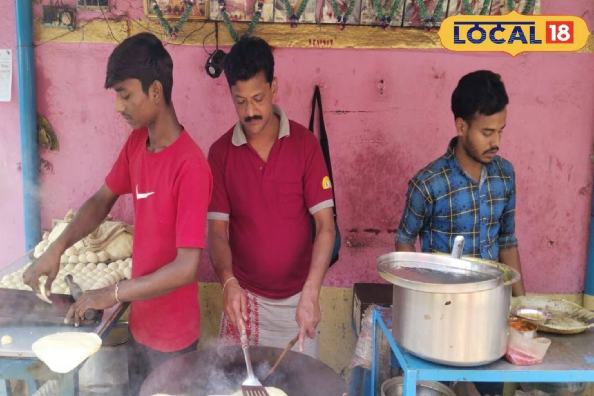 কী আছে ওই পরোটায়? দোকান খুললেই নিমেষে বিক্রি শয়ে শয়ে! পরোটা মোড়ের সামনে ভিড়