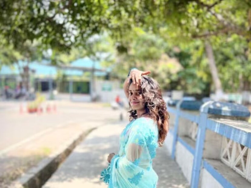 পুলিশ সূত্রে খবর, অভিনেত্রী সৌম‍্যা ছিলেন অভিযোগকারী ব‍্যক্তি প্রসাদের মেয়ের বান্ধবী। অডিশন দিতে গিয়েই আলাপ দু'জনের। তারপর প্রসাদের মেয়ের সঙ্গে ঘনিষ্ঠ সম্পর্ক তৈরি হয় সৌম‍্যার।  