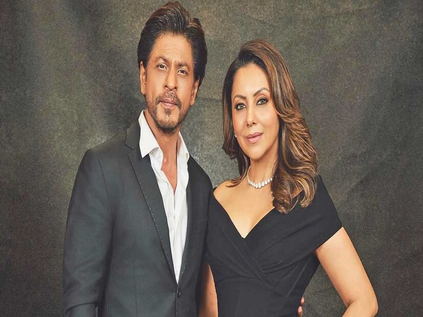 প্রথম ডেট নিয়ে শাহরুখ আর গৌরী দু’জনেই এত ভয় পেয়েছিলেন যে, পাঁচ-ছয় মিনিটের বেশি স্থায়ী হয়নি সে গল্প। তবে বলিউডের হিরো কিন্তু নম্বর নিয়েছিলেন গৌরীর বাড়ির। গৌরীকে শাহিন নাম নিয়ে ফোনও করেন। দিল্লি বিশ্ববিদ্যালয় থেকে পড়াশোনার পর তখন সিরিয়ালে অভিনয় করছেন শাহরুখ। মা মারা গিয়েছেন। সেই কারণে দিল্লি ফিরতে ইচ্ছেও করত না। মুম্বইয়ে থেকে কাজ করার সিদ্ধান্ত নেন শাহরুখ।