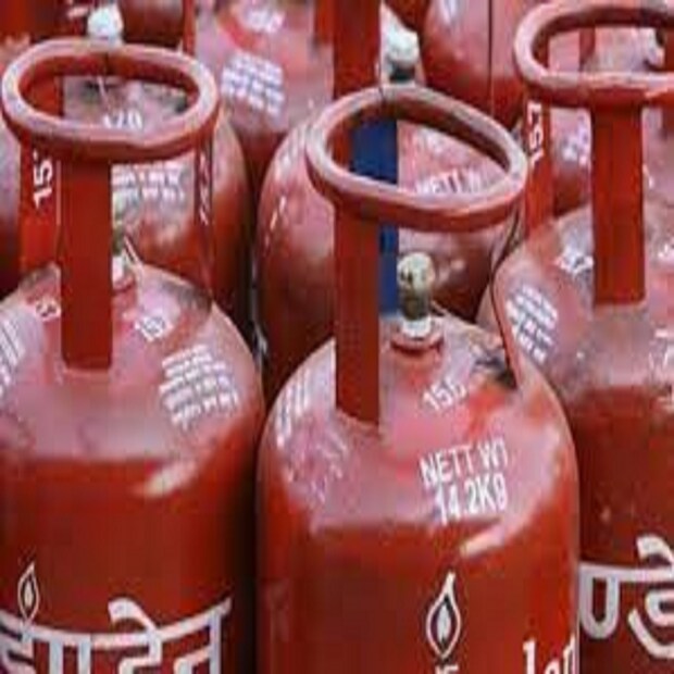 রান্নার গ্যাসের সিলিন্ডার ১.৭ কোটি পরিবারকে দেওয়া হবে এই রান্নার গ্যাসের সিলিন্ডার, প্রধানমন্ত্রী উজ্জ্বলা যোজনার অন্তর্গত এবার গ্রাহকেরা লাভের মুখ দেখবেন ৷ প্রতীকী ছবি ৷ 