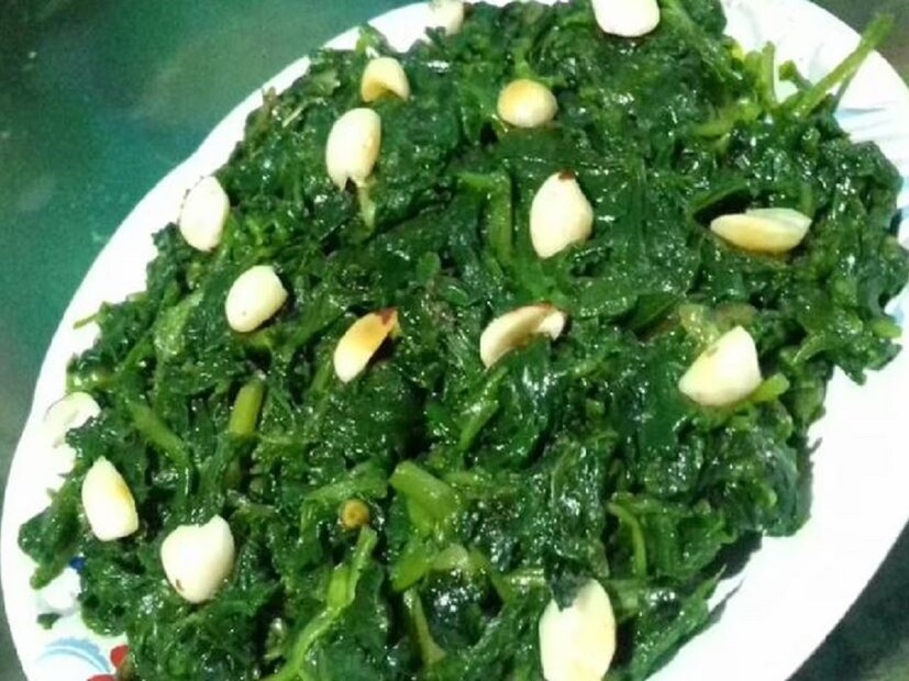 পালং শাক খান৷ পালং-এ থাকে ভিটামিন, খনিজ এবং ক্যালশিয়াম। ফোলিক অ্যাসিডও থাকে যা মাড়ির রোগের ঝুঁকি অনেক বেশি কমিয়ে দেয়। জল বেশি করে খান৷