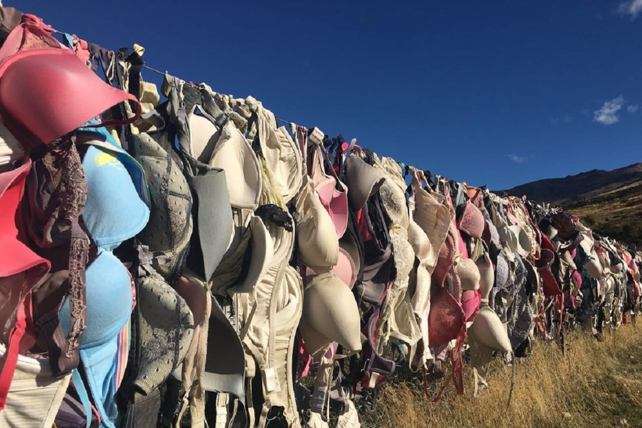 মহিলারা এই জায়গায় বেড়াতে এসে নিজের অন্তর্বাস খুলে ঝুলিয়ে দেন বেড়ায়, কেন জানেন?