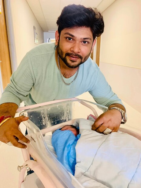 অনীক তাঁর ছেলের নাম রেখেছেন আদবান৷ ‘আদবান’ শব্দটির অর্থ সূর্য। 