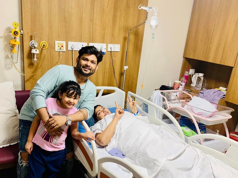 গত ১০ সেপ্টেম্বর দ্বিতীয়বার বাবা হন সঙ্গীতশিল্পী অনীক ধর। সোশ্যাল মিডিয়ায় বাবা হওয়ার সুখবর নিজেই ভক্তদের সঙ্গে শেয়ার করেন গায়ক৷ 