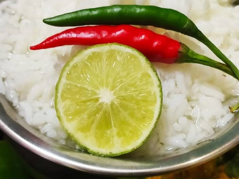 অন্যান্য ফলের চেয়ে লেবুতে ভিটামিন সি-এর পরিমাণ অনেকটাই বেশি। তা ছাড়া ম্যাগনেসিয়াম, পটাসিয়ামেও সমৃদ্ধ লেবু। অ্যান্টিঅক্সিড্যান্টসের জোগান হিসেবে এবং ইমিউনিটি বুস্টার হিসেবে লেবু খাওয়ার পরামর্শ দেন চিকিৎসকেরা।