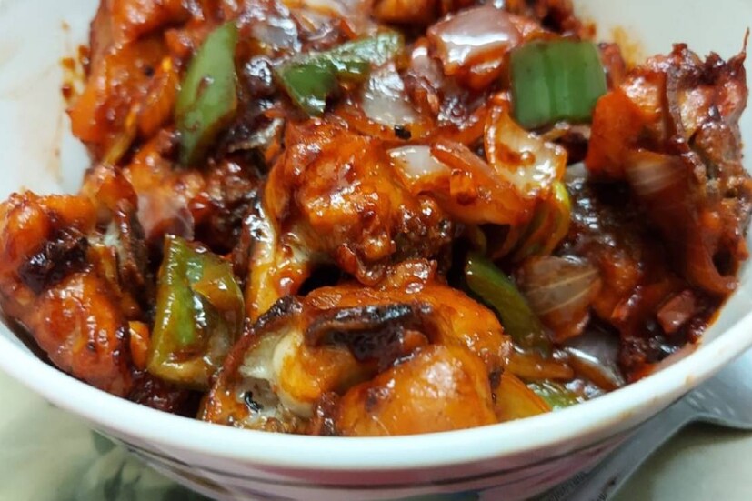 বলিউডের তারকা এবং বিশিষ্ট ব্যবসায়ীরা এর নিয়মিত খদ্দের হয়ে যান। জনপ্রিয়তা আকাশ ছুঁলে কলকাতার পাশাপাশি মুম্বই এবং ভারতের অন্যান্য রাজ্যেও রেস্তরাঁ খোলে তারা। সোয়া সস, লঙ্কা আর মশলাদার গ্রেভির ভক্ত হয়ে যায় আপামর ভারতীয়। এর সঙ্গে যুক্ত হল ভারতীয় মশলা। সঙ্গে মুরগীর মাংস। চিনা মশলা আর ভারতীয় মশলার যুগলবন্দীতে কলকাতার ‘রস’-এর মাটিতে আবির্ভাব হল ঝাল চিলি চিকেনের। ভারতীয় মশলা হিসেবে এতে দেওয়া হল ‘গরম মশালা’। হৃদকমলে ধুম লাগার মতো বাঙালির রসনায় ঝড় তুলল এই রেসিপি। Representative Image