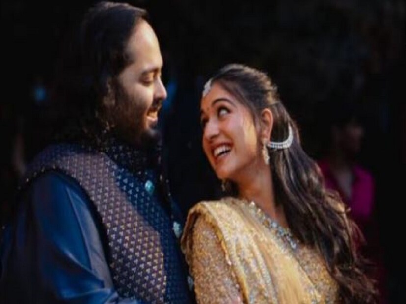 অনন্ত আম্বানি এবং রাধিকা মার্চেন্টের তিন দিনের প্রাক-বিবাহ উৎসব ১ মার্চ, গুজরাটের জামনগরে শুরু হয়েছিল। গায়িকা রিহানা, অভিনেতা শাহরুখ খান, রণবীর কাপুর, আলিয়া ভাট, দীপিকা পাড়ুকোন এবং আরও অনেক ভারত এবং বিশ্বের সেলিব্রিটিরা জামনগরের রিলায়েন্স গ্রিনস কমপ্লেক্সে আয়োজিত প্রাক-বিবাহ উৎসবে যোগ দিয়েছেন। মনীশ মালহোত্রা ইনস্টাগ্রামে অনন্ত এবং রাধিকার প্রাক-বিবাহের সাজসজ্জার একটি দৃশ্য শেয়ার করেছেন। প্রাক-বিবাহ সজ্জা সৃজনশীল ভারতীয় শৈল্পিকতার একটি সত্য চিত্র। দেখে নিন