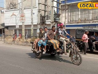 জাতীয় সড়কে চলছে ভ্যান