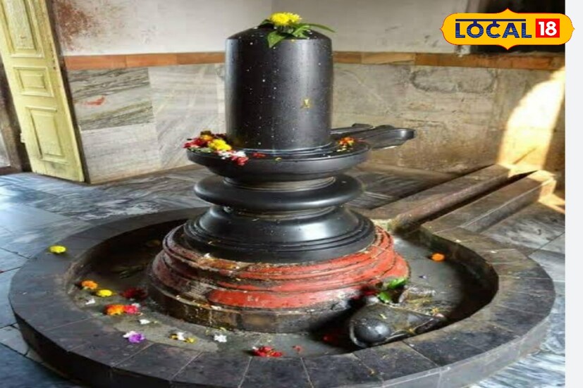 বিশিষ্ট জ্যোতিষী রামকৃষ্ণ সাহা জানান, মহাদেবের আরাধনা করে তাঁকে তুষ্ট করতে এই মহা শিবরাত্রিতে সঠিক উপায়ে শিবলিঙ্গে জল ঢালুন।