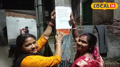 পোস্টার লাগাচ্ছেন মহিলারা