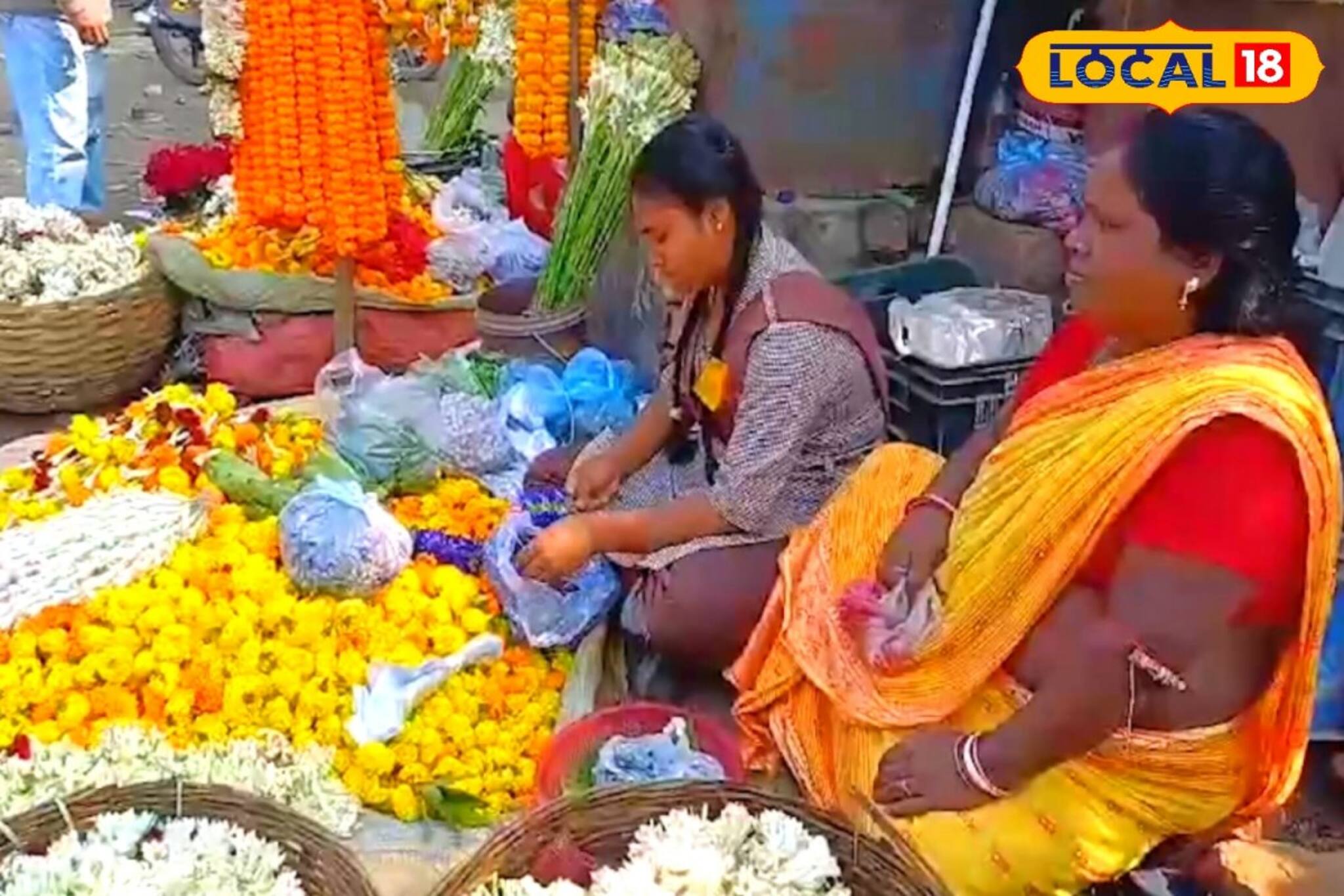 সব সামলে রাস্তায় ফুল বিক্রি, মা-মেয়ের লড়াই চোখে জল আনবে