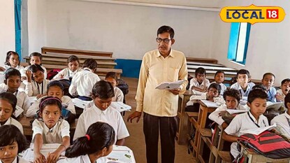 ক্লাস নিচ্ছেন অবসরপ্রাপ্ত শিক্ষক নলিনীমোহন মণ্ডল।