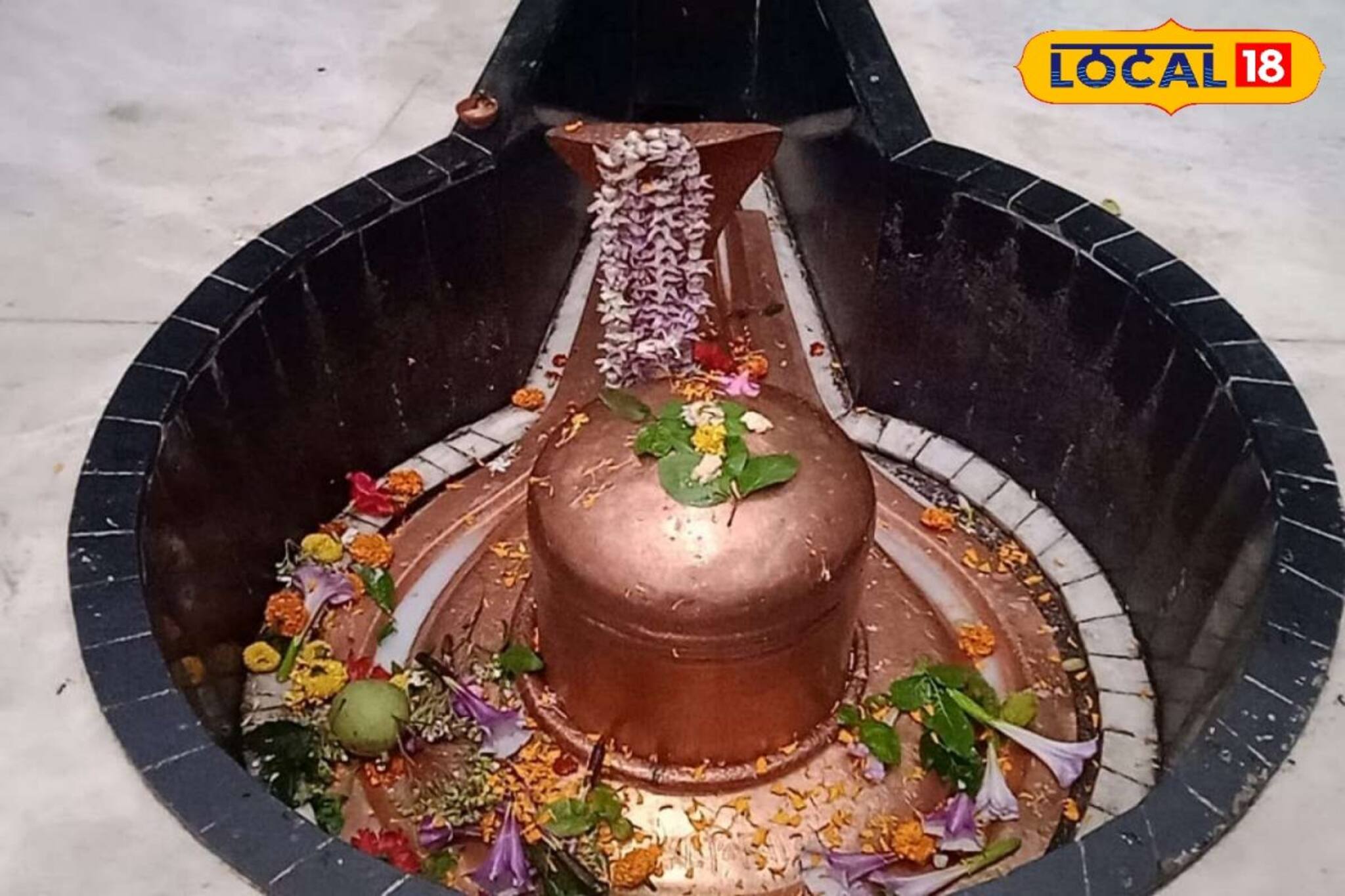 শিবলিঙ্গ এখানে স্বয়ম্ভূ, মুর্শিদাবাদের এই মন্দিরে জাগ্রত মহাদেবের পুজো দু'দিনের