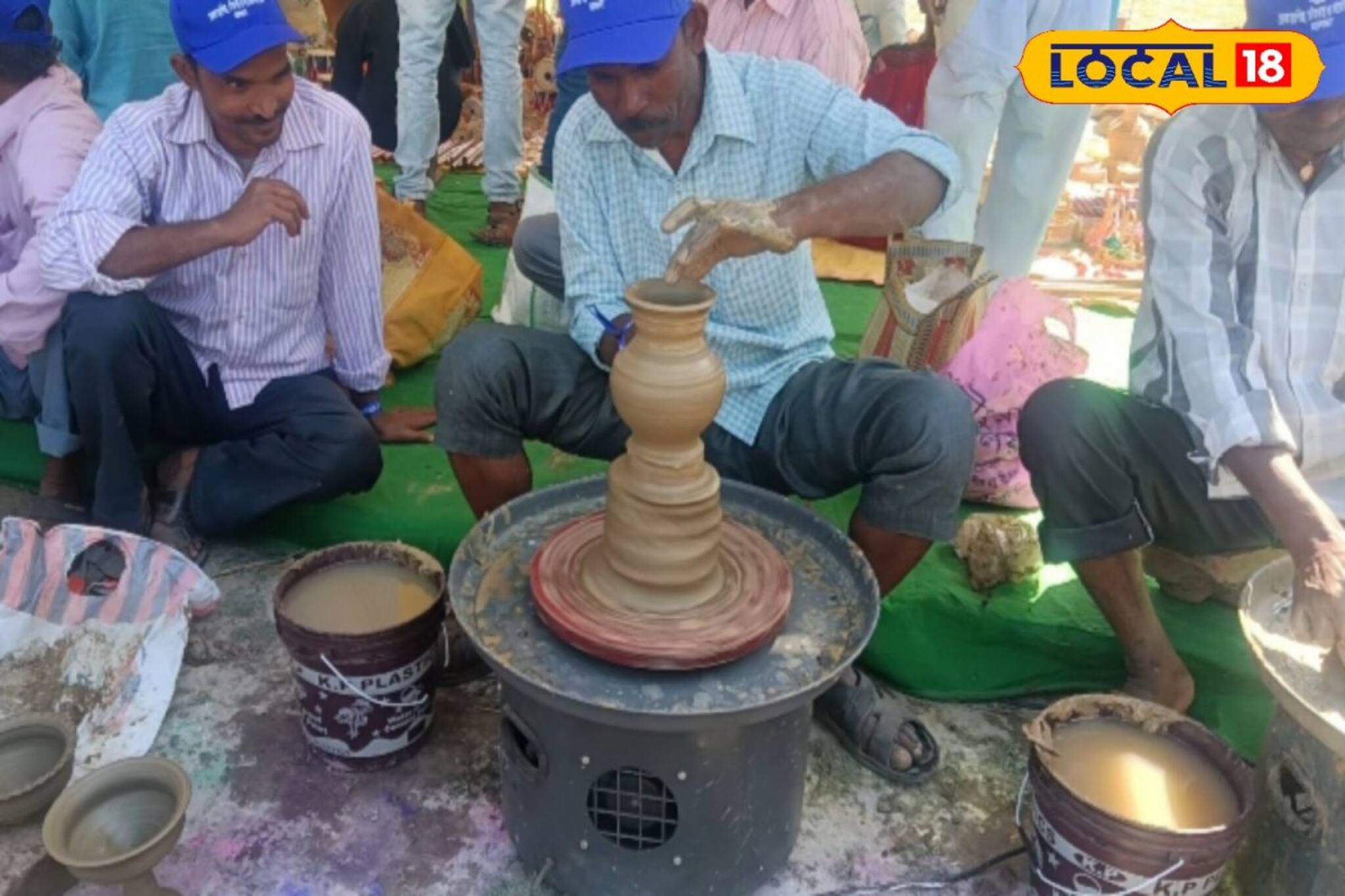 এখানেও প্রযুক্তির ছোঁয়া! ইলেকট্রিক চাকা ঘুরিয়ে মাটির পাত্র তৈরি করছেন কুমোররা